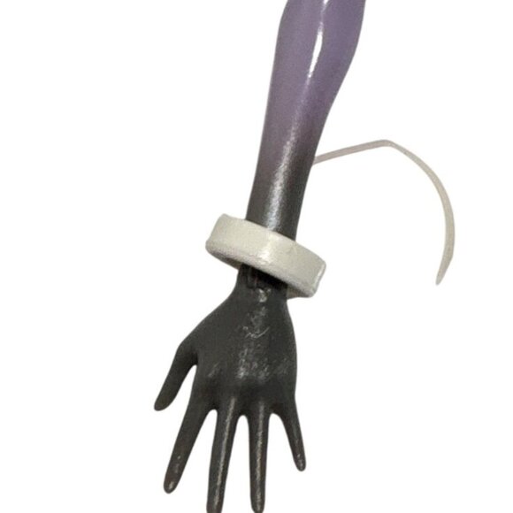 Monster High Left Arm Hand ONLY Twyla Boogeyman Replacement - Picture 1 of 4